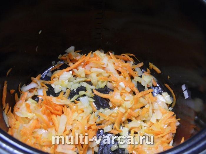 Баклажани з фаршем і овочами