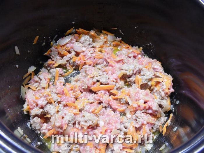 Баклажани з фаршем і овочами