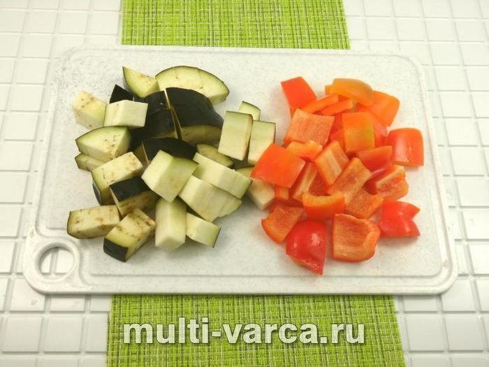 Баклажани з фаршем і овочами