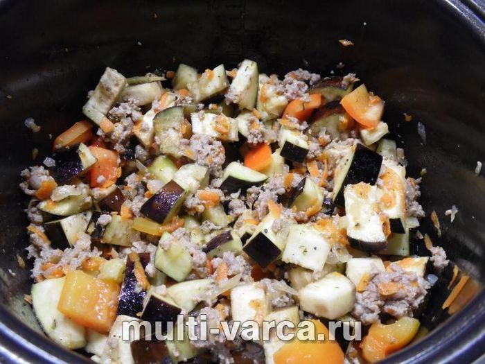 Баклажани з фаршем і овочами