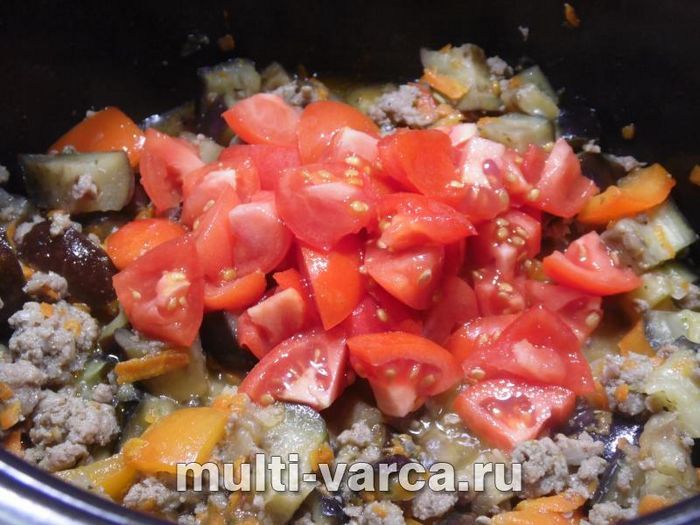 Баклажани з фаршем і овочами