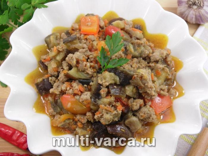 Баклажани з фаршем і овочами