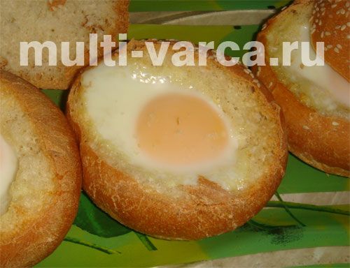 Булочки, запечені з яйцем і ковбасою під сиром