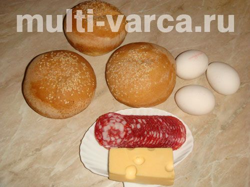 Булочки, запечені з яйцем і ковбасою під сиром