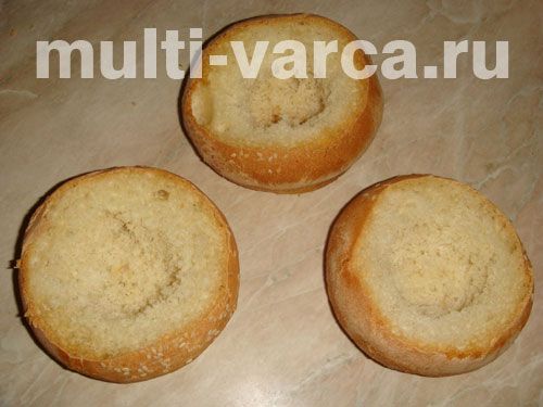 Булочки, запечені з яйцем і ковбасою під сиром