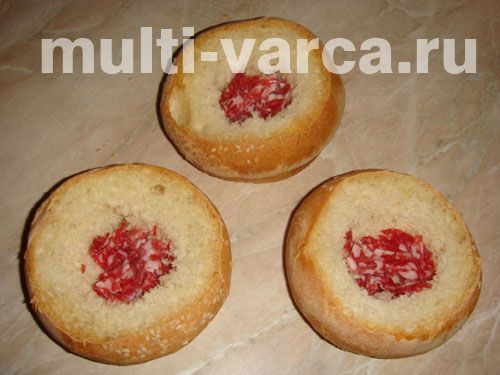 Булочки, запечені з яйцем і ковбасою під сиром