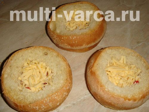Булочки, запечені з яйцем і ковбасою під сиром