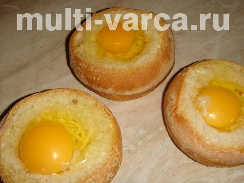 Булочки, запечені з яйцем і ковбасою під сиром