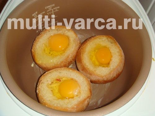 Булочки, запечені з яйцем і ковбасою під сиром