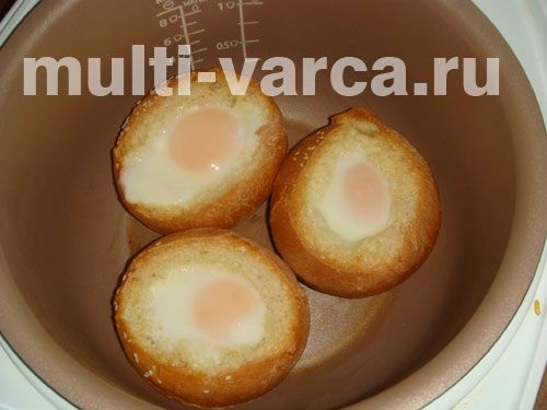 Булочки, запечені з яйцем і ковбасою під сиром