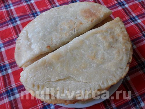 Чебуреки з грибами, сиром, яйцем і зеленою цибулею в мультиварці