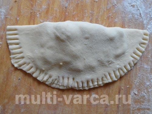 Чебуреки з грибами, сиром, яйцем і зеленою цибулею в мультиварці