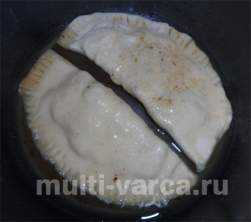 Чебуреки з грибами, сиром, яйцем і зеленою цибулею в мультиварці