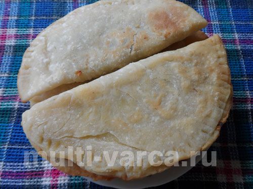 Чебуреки з грибами, сиром, яйцем і зеленою цибулею в мультиварці
