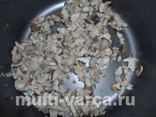 Чебуреки з грибами, сиром, яйцем і зеленою цибулею в мультиварці