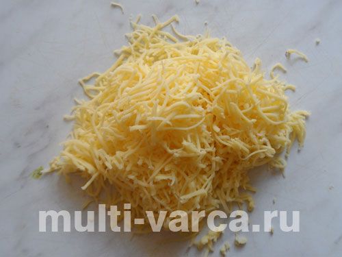 Чебуреки з грибами, сиром, яйцем і зеленою цибулею в мультиварці