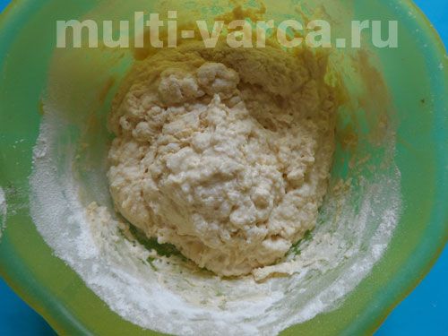 Чебуреки з грибами, сиром, яйцем і зеленою цибулею в мультиварці
