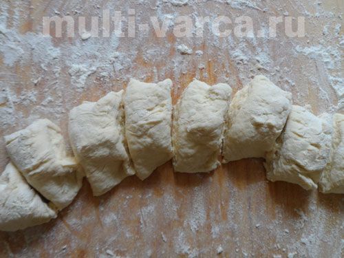 Чебуреки з грибами, сиром, яйцем і зеленою цибулею в мультиварці
