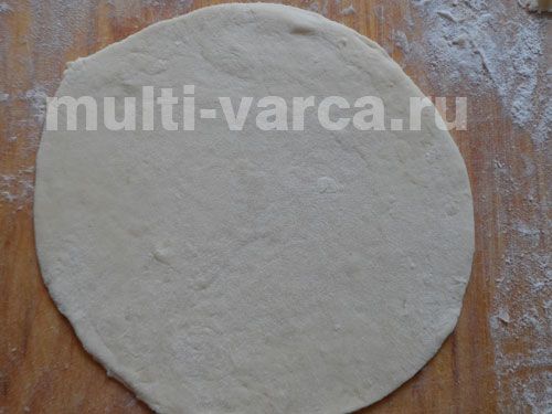 Чебуреки з грибами, сиром, яйцем і зеленою цибулею в мультиварці