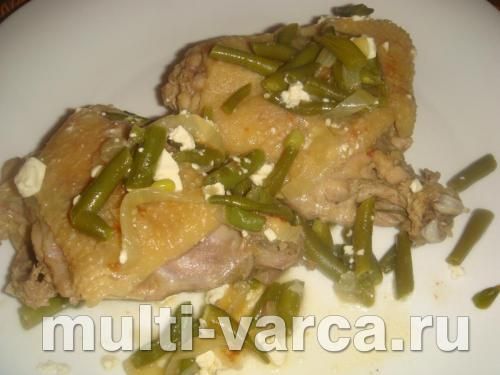 Домашня курка з сиром фета та стручковою квасолею в мультиварці