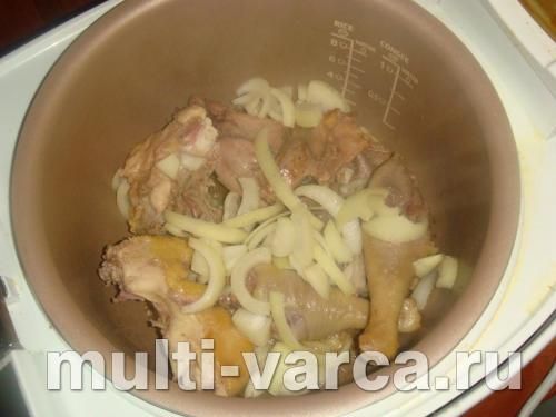 Домашня курка з сиром фета та стручковою квасолею в мультиварці