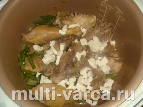 Домашня курка з сиром фета та стручковою квасолею в мультиварці