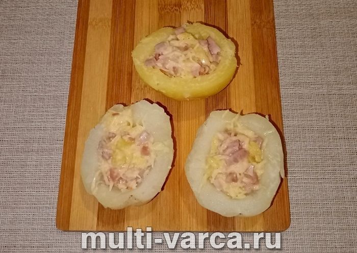 Картопля з ананасами та сиром у духовці