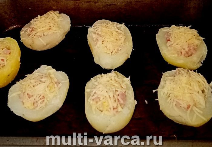 Картопля з ананасами та сиром у духовці