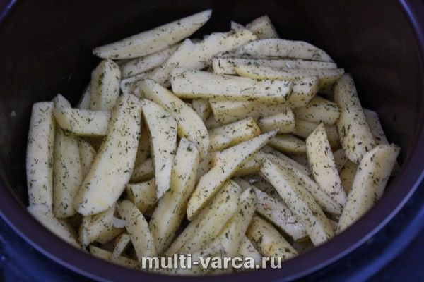Картопля з сардельками в мультиварці