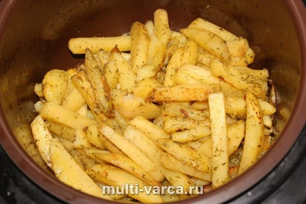 Картопля з сардельками в мультиварці