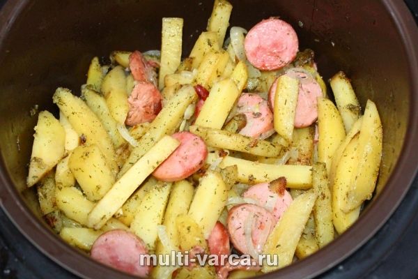 Картопля з сардельками в мультиварці