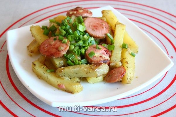 Картопля з сардельками в мультиварці