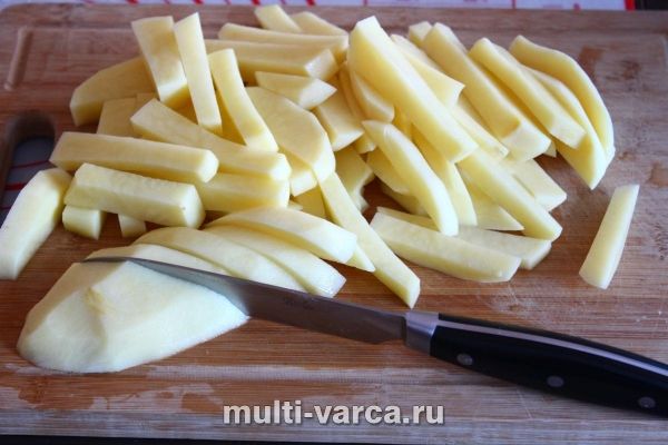 Картопля з сардельками в мультиварці