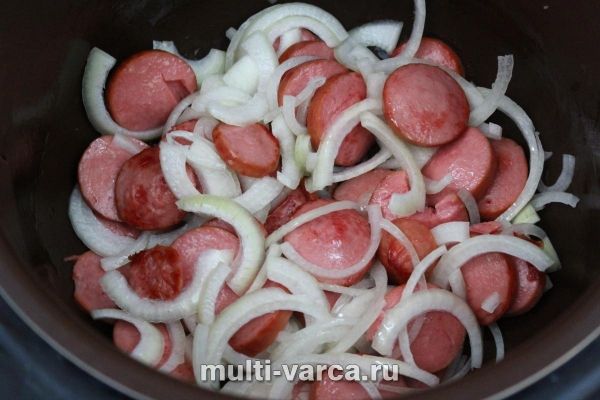 Картопля з сардельками в мультиварці