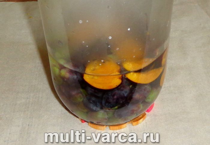 Компот зі слив і винограду на зиму