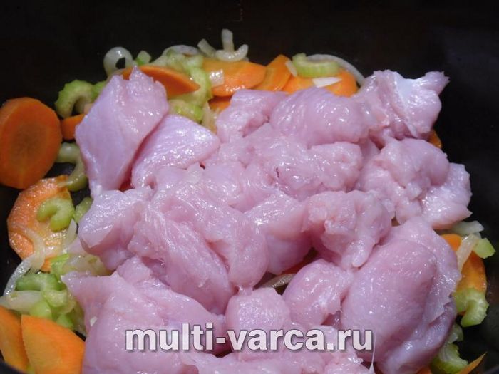 Куряче філе з овочами в сирному соусі