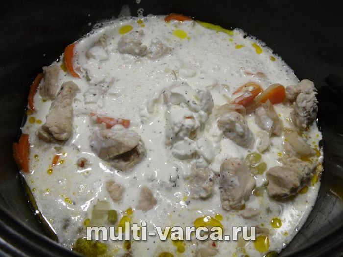 Куряче філе з овочами в сирному соусі