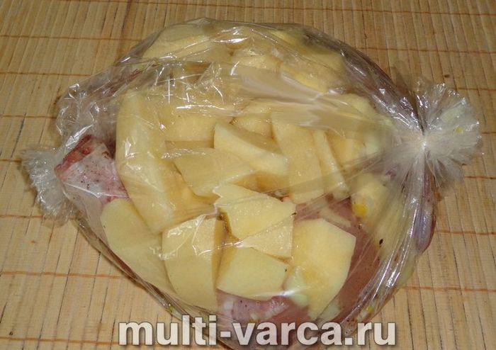 Курка з картоплею в рукаві в мультиварці