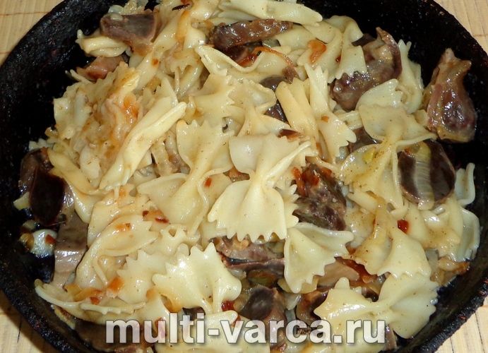 Макарони зі шлунками, тушковані в сметані