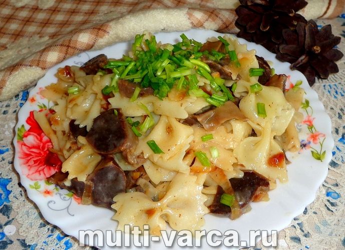 Макарони зі шлунками, тушковані в сметані