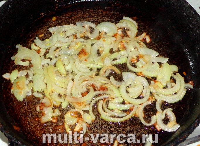 Макарони зі шлунками, тушковані в сметані