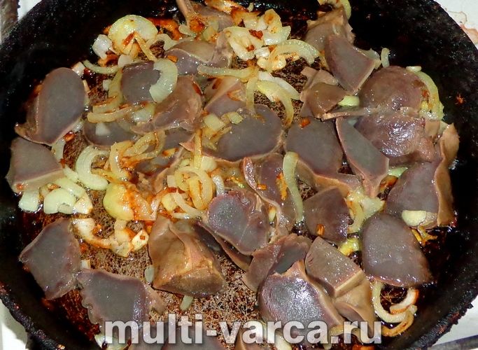 Макарони зі шлунками, тушковані в сметані