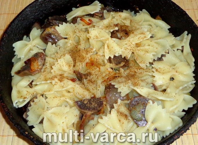 Макарони зі шлунками, тушковані в сметані