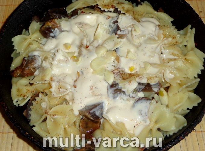 Макарони зі шлунками, тушковані в сметані