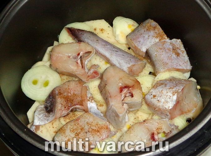 Минтай із картоплею в мультиварці