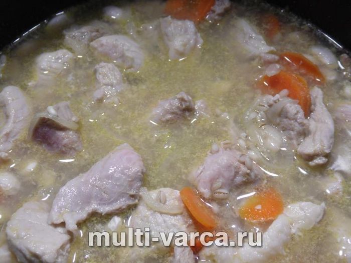 Перловка з квасолею та м'ясом
