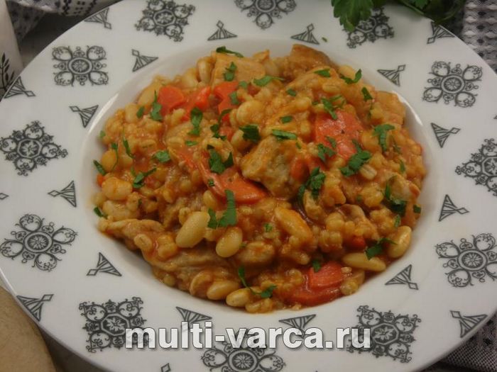 Перловка з квасолею та м'ясом
