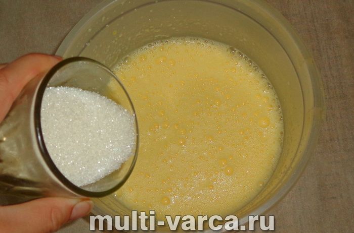Пиріг із замороженою вишнею в мультиварці