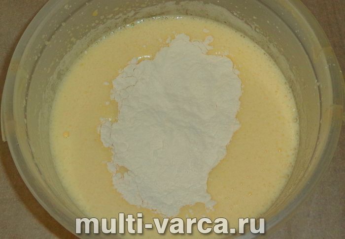 Пиріг із замороженою вишнею в мультиварці