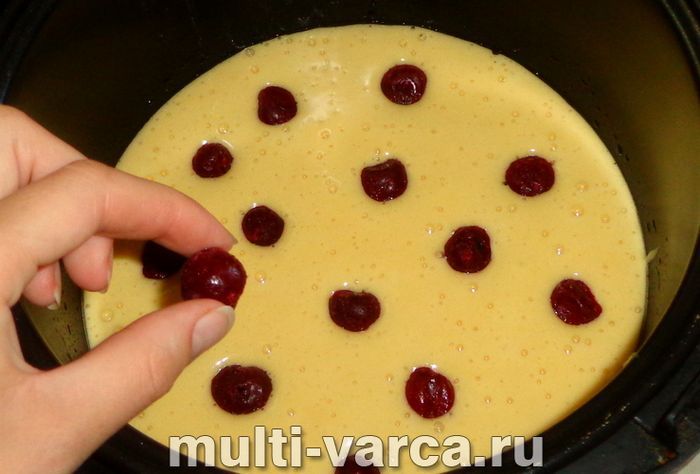 Пиріг із замороженою вишнею в мультиварці